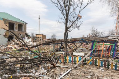 MAKARIV, UKRAINE - Nisan. 23, 2022: Rus işgal güçleri tarafından Ukrayna 'nın işgali sonucu anaokulunu yok etti. Ruslar 26 Mart gecesi üzerine hava bombası attılar.