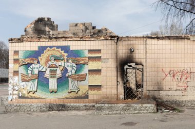 MAKARIV, UKRAINE - Nisan. 23, 2022: Rus işgal güçleri tarafından Ukrayna 'nın işgali sonucu anaokulunu yok etti. Ruslar 26 Mart gecesi üzerine hava bombası attılar.