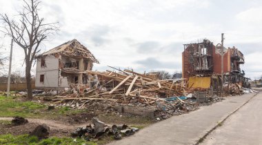 MAKARIV, UKRAINE - Nisan. 23, 2022: Rus işgalcilerin saldırısı sonucu köydeki evler tamamen ve kısmen yıkıldı