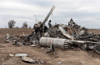 MAKARIV, UKRAINE - Nisan. 23, 2022: Makariv köyü yakınlarındaki bir tarlanın ortasında düşen ve yanmış bir askeri helikopterin enkazı