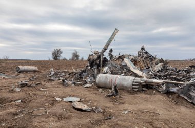 MAKARIV, UKRAINE - Nisan. 23, 2022: Makariv köyü yakınlarındaki bir tarlanın ortasında düşen ve yanmış bir askeri helikopterin enkazı
