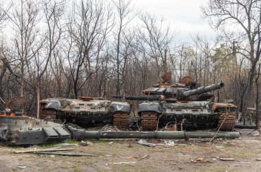 KYIV Reg, UKRAINE - Nisan. 23, 2022: Kyiv civarındaki Zhytomyr otoyolu boyunca Rus işgalcilerin tankları ve diğer askeri teçhizatları yok edildi ve yakıldı.