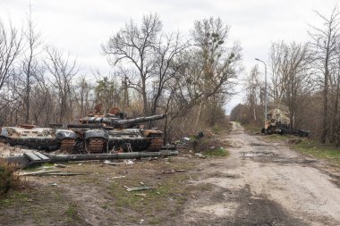 KYIV Reg, UKRAINE - Nisan. 23, 2022: Kyiv civarındaki Zhytomyr otoyolu boyunca Rus işgalcilerin tankları ve diğer askeri teçhizatları yok edildi ve yakıldı.