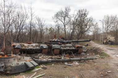 KYIV Reg, UKRAINE - Nisan. 23, 2022: Kyiv civarındaki Zhytomyr otoyolu boyunca Rus işgalcilerin tankları ve diğer askeri teçhizatları yok edildi ve yakıldı.