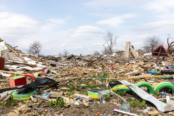 MAKARIV, UKRAINE - Nisan. 23, 2022: Rus işgal güçleri tarafından Ukrayna 'nın işgali sonucu anaokulunu yok etti. Ruslar 26 Mart gecesi üzerine hava bombası attılar.