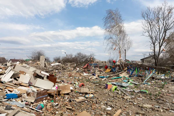 MAKARIV, UKRAINE - Nisan. 23, 2022: Rus işgal güçleri tarafından Ukrayna 'nın işgali sonucu anaokulunu yok etti. Ruslar 26 Mart gecesi üzerine hava bombası attılar.