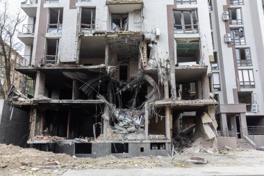 KYIV, UKRAINE - Nisan. 30, 2022: Ukrayna 'da savaş. Kyiv 'deki konut binası bir Rus füzesi tarafından yok edildi..