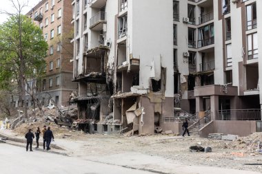 KYIV, UKRAINE - Nisan. 30, 2022: Ukrayna 'da savaş. Kyiv 'deki konut binası bir Rus füzesi tarafından yok edildi..