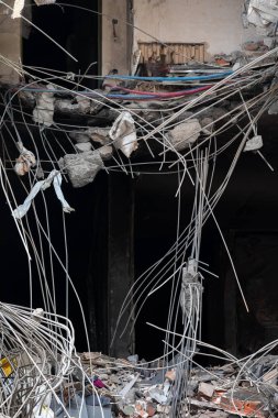 KYIV, UKRAINE - Nisan. 30, 2022: Ukrayna 'da savaş. Kyiv 'deki konut binası bir Rus füzesi tarafından yok edildi..
