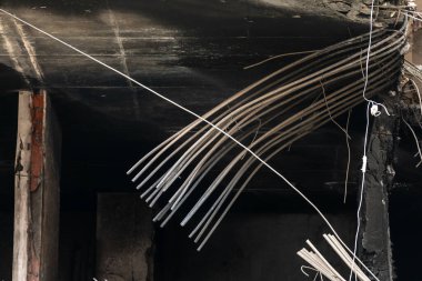 KYIV, UKRAINE - Nisan. 30, 2022: Ukrayna 'da savaş. Kyiv 'deki konut binası bir Rus füzesi tarafından yok edildi..