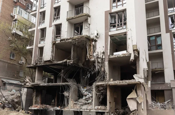 Kyiv Ukraine Apr 2022 War Ukraine Residential Building Kyiv Destroyed — Stock Photo, Image