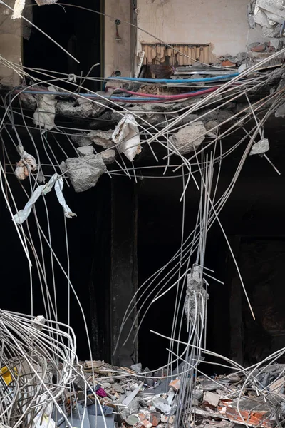 KYIV, UKRAINE - Nisan. 30, 2022: Ukrayna 'da savaş. Kyiv 'deki konut binası bir Rus füzesi tarafından yok edildi..