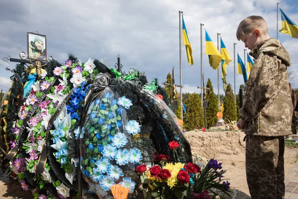 Irpin Ukraine May 2022年1月1日 在伊尔平公墓有大量的新坟墓 萨维利 10岁 在他父亲伊戈尔的坟墓上 1975年出生 为保卫伊尔平市而死 — 图库照片