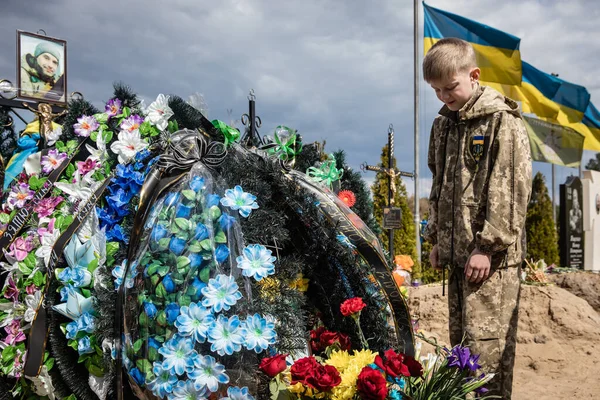 Irpin Ukraine 2022年 2022年 1月1日 イルピンの墓地に多数の新鮮な墓がある 彼の父イゴールの墓の上に 10歳のSavelii 1975年生まれ イルピン市を守るために死んだ — ストック写真