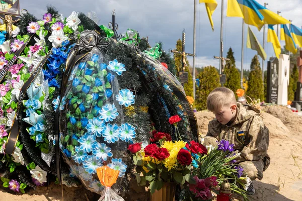 Irpin Ukraine May 2022年1月1日 在伊尔平公墓有大量的新坟墓 萨维利 10岁 在他父亲伊戈尔的坟墓上 1975年出生 为保卫伊尔平市而死 — 图库照片