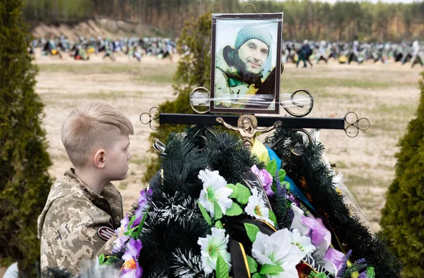 Irpin Ukraine 2022年 2022年 1月1日 イルピンの墓地に多数の新鮮な墓がある 彼の父イゴールの墓の上に 10歳のSavelii 1975年生まれ イルピン市を守るために死んだ — ストック写真