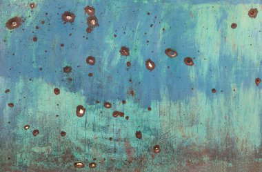 Mermilerden ve mermi parçalarından delikler açılmış metal yüzey