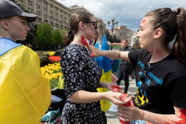 KYIV, UKRAINE - 23 Mayıs 2022: Eşler, anneler, Ukraynalı askerlerin çocukları ve Azov Taburu üyeleri Mariupol 'den tahliye için bir insani yardım koridoru oluşturulmasına yardım etmek amacıyla düzenlenen mitinglere katıldılar.