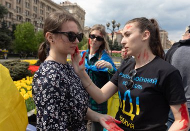 KYIV, UKRAINE - 23 Mayıs 2022: Eşler, anneler, Ukraynalı askerlerin çocukları ve Azov Taburu üyeleri Mariupol 'den tahliye için bir insani yardım koridoru oluşturulmasına yardım etmek amacıyla düzenlenen mitinglere katıldılar.