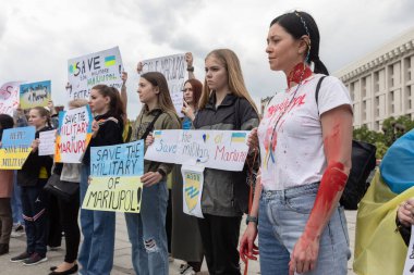 KYIV, UKRAINE - 23 Mayıs 2022: Eşler, anneler, Ukraynalı askerlerin çocukları ve Azov Taburu üyeleri Mariupol 'den tahliye için bir insani yardım koridoru oluşturulmasına yardım etmek amacıyla düzenlenen mitinglere katıldılar.