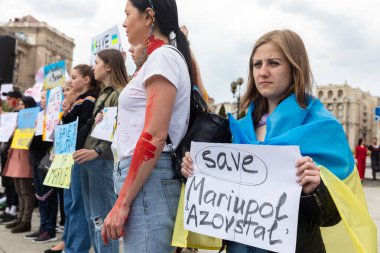 KYIV, UKRAINE - 23 Mayıs 2022: Eşler, anneler, Ukraynalı askerlerin çocukları ve Azov Taburu üyeleri Mariupol 'den tahliye için bir insani yardım koridoru oluşturulmasına yardım etmek amacıyla düzenlenen mitinglere katıldılar.