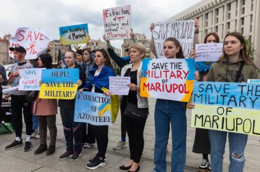 KYIV, UKRAINE - 23 Mayıs 2022: Eşler, anneler, Ukraynalı askerlerin çocukları ve Azov Taburu üyeleri Mariupol 'den tahliye için bir insani yardım koridoru oluşturulmasına yardım etmek amacıyla düzenlenen mitinglere katıldılar.