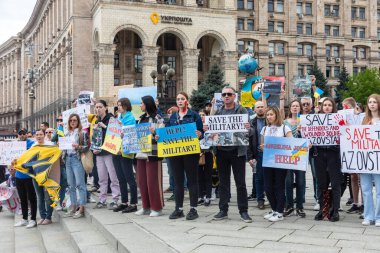 KYIV, UKRAINE - 23 Mayıs 2022: Eşler, anneler, Ukraynalı askerlerin çocukları ve Azov Taburu üyeleri Mariupol 'den tahliye için bir insani yardım koridoru oluşturulmasına yardım etmek amacıyla düzenlenen mitinglere katıldılar.