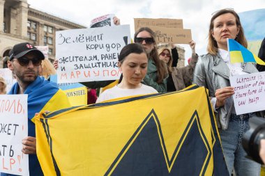KYIV, UKRAINE - 23 Mayıs 2022: Eşler, anneler, Ukraynalı askerlerin çocukları ve Azov Taburu üyeleri Mariupol 'den tahliye için bir insani yardım koridoru oluşturulmasına yardım etmek amacıyla düzenlenen mitinglere katıldılar.