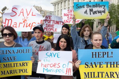 KYIV, UKRAINE - 23 Mayıs 2022: Eşler, anneler, Ukraynalı askerlerin çocukları ve Azov Taburu üyeleri Mariupol 'den tahliye için bir insani yardım koridoru oluşturulmasına yardım etmek amacıyla düzenlenen mitinglere katıldılar.
