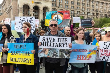 KYIV, UKRAINE - 23 Mayıs 2022: Eşler, anneler, Ukraynalı askerlerin çocukları ve Azov Taburu üyeleri Mariupol 'den tahliye için bir insani yardım koridoru oluşturulmasına yardım etmek amacıyla düzenlenen mitinglere katıldılar.
