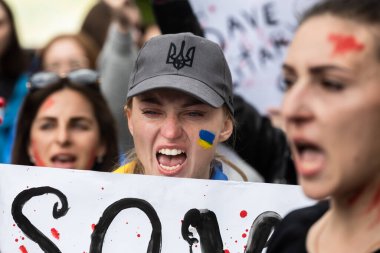 KYIV, UKRAINE - 23 Mayıs 2022: Eşler, anneler, Ukraynalı askerlerin çocukları ve Azov Taburu üyeleri Mariupol 'den tahliye için bir insani yardım koridoru oluşturulmasına yardım etmek amacıyla düzenlenen mitinglere katıldılar.