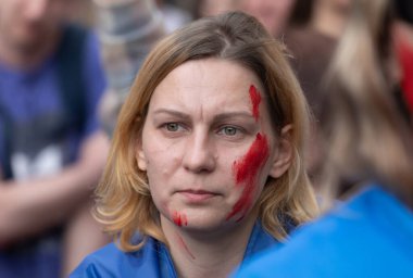 KYIV, UKRAINE - 23 Mayıs 2022: Eşler, anneler, Ukraynalı askerlerin çocukları ve Azov Taburu üyeleri Mariupol 'den tahliye için bir insani yardım koridoru oluşturulmasına yardım etmek amacıyla düzenlenen mitinglere katıldılar.