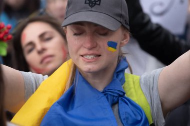 KYIV, UKRAINE - 23 Mayıs 2022: Eşler, anneler, Ukraynalı askerlerin çocukları ve Azov Taburu üyeleri Mariupol 'den tahliye için bir insani yardım koridoru oluşturulmasına yardım etmek amacıyla düzenlenen mitinglere katıldılar.