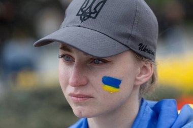 KYIV, UKRAINE - 23 Mayıs 2022: Eşler, anneler, Ukraynalı askerlerin çocukları ve Azov Taburu üyeleri Mariupol 'den tahliye için bir insani yardım koridoru oluşturulmasına yardım etmek amacıyla düzenlenen mitinglere katıldılar.