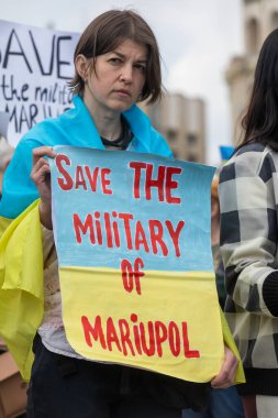 KYIV, UKRAINE - 23 Mayıs 2022: Eşler, anneler, Ukraynalı askerlerin çocukları ve Azov Taburu üyeleri Mariupol 'den tahliye için bir insani yardım koridoru oluşturulmasına yardım etmek amacıyla düzenlenen mitinglere katıldılar.