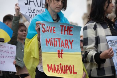 KYIV, UKRAINE - 23 Mayıs 2022: Eşler, anneler, Ukraynalı askerlerin çocukları ve Azov Taburu üyeleri Mariupol 'den tahliye için bir insani yardım koridoru oluşturulmasına yardım etmek amacıyla düzenlenen mitinglere katıldılar.