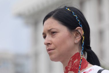 KYIV, UKRAINE - 23 Mayıs 2022: Eşler, anneler, Ukraynalı askerlerin çocukları ve Azov Taburu üyeleri Mariupol 'den tahliye için bir insani yardım koridoru oluşturulmasına yardım etmek amacıyla düzenlenen mitinglere katıldılar.