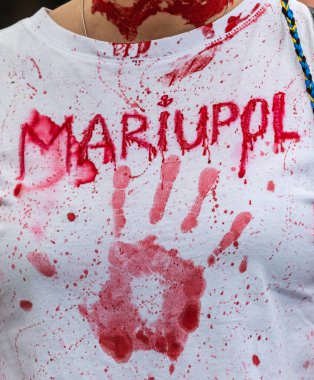 KYIV, UKRAINE - 23 Mayıs 2022: Eşler, anneler, Ukraynalı askerlerin çocukları ve Azov Taburu üyeleri Mariupol 'den tahliye için bir insani yardım koridoru oluşturulmasına yardım etmek amacıyla düzenlenen mitinglere katıldılar.