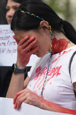 KYIV, UKRAINE - 23 Mayıs 2022: Eşler, anneler, Ukraynalı askerlerin çocukları ve Azov Taburu üyeleri Mariupol 'den tahliye için bir insani yardım koridoru oluşturulmasına yardım etmek amacıyla düzenlenen mitinglere katıldılar.