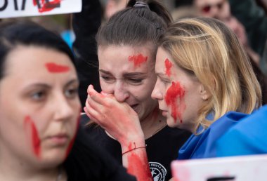 KYIV, UKRAINE - 23 Mayıs 2022: Eşler, anneler, Ukraynalı askerlerin çocukları ve Azov Taburu üyeleri Mariupol 'den tahliye için bir insani yardım koridoru oluşturulmasına yardım etmek amacıyla düzenlenen mitinglere katıldılar.