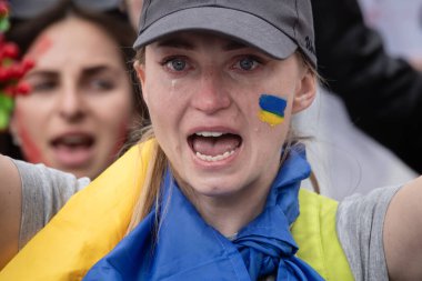 KYIV, UKRAINE - 23 Mayıs 2022: Eşler, anneler, Ukraynalı askerlerin çocukları ve Azov Taburu üyeleri Mariupol 'den tahliye için bir insani yardım koridoru oluşturulmasına yardım etmek amacıyla düzenlenen mitinglere katıldılar.