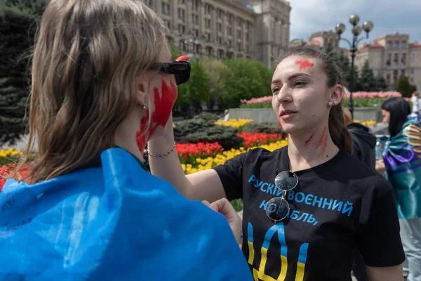 KYIV, UKRAINE - 23 Mayıs 2022: Eşler, anneler, Ukraynalı askerlerin çocukları ve Azov Taburu üyeleri Mariupol 'den tahliye için bir insani yardım koridoru oluşturulmasına yardım etmek amacıyla düzenlenen mitinglere katıldılar.