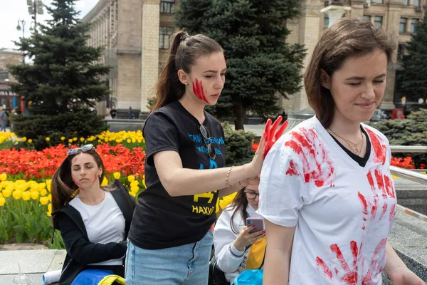 KYIV, UKRAINE - 23 Mayıs 2022: Eşler, anneler, Ukraynalı askerlerin çocukları ve Azov Taburu üyeleri Mariupol 'den tahliye için bir insani yardım koridoru oluşturulmasına yardım etmek amacıyla düzenlenen mitinglere katıldılar.