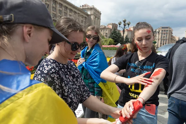 KYIV, UKRAINE - 23 Mayıs 2022: Eşler, anneler, Ukraynalı askerlerin çocukları ve Azov Taburu üyeleri Mariupol 'den tahliye için bir insani yardım koridoru oluşturulmasına yardım etmek amacıyla düzenlenen mitinglere katıldılar.