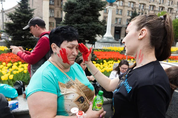 KYIV, UKRAINE - 23 Mayıs 2022: Eşler, anneler, Ukraynalı askerlerin çocukları ve Azov Taburu üyeleri Mariupol 'den tahliye için bir insani yardım koridoru oluşturulmasına yardım etmek amacıyla düzenlenen mitinglere katıldılar.