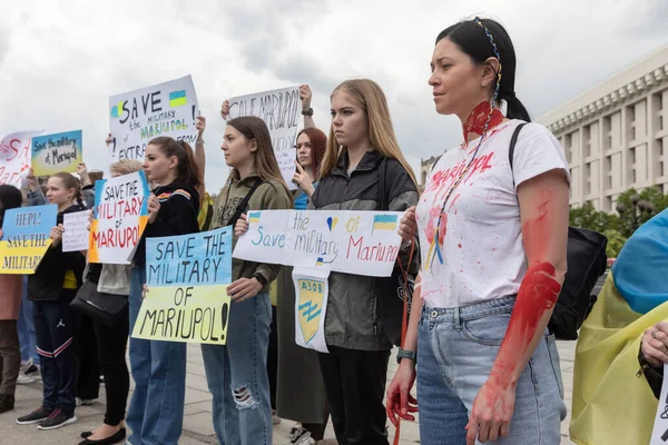 KYIV, UKRAINE - 23 Mayıs 2022: Eşler, anneler, Ukraynalı askerlerin çocukları ve Azov Taburu üyeleri Mariupol 'den tahliye için bir insani yardım koridoru oluşturulmasına yardım etmek amacıyla düzenlenen mitinglere katıldılar.