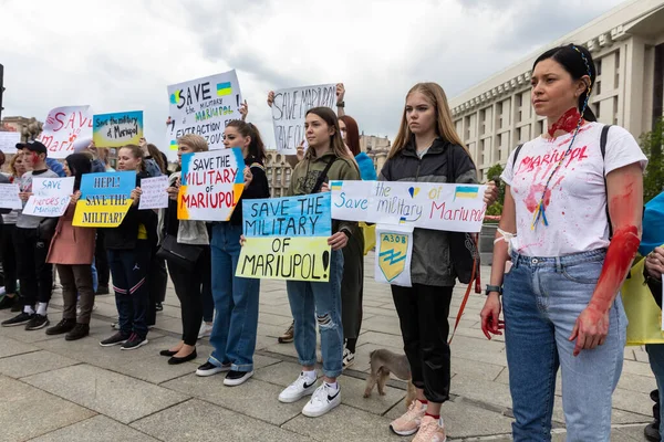 KYIV, UKRAINE - 23 Mayıs 2022: Eşler, anneler, Ukraynalı askerlerin çocukları ve Azov Taburu üyeleri Mariupol 'den tahliye için bir insani yardım koridoru oluşturulmasına yardım etmek amacıyla düzenlenen mitinglere katıldılar.