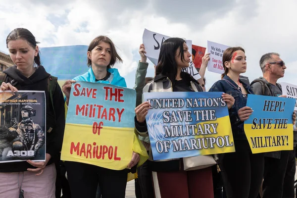 KYIV, UKRAINE - 23 Mayıs 2022: Eşler, anneler, Ukraynalı askerlerin çocukları ve Azov Taburu üyeleri Mariupol 'den tahliye için bir insani yardım koridoru oluşturulmasına yardım etmek amacıyla düzenlenen mitinglere katıldılar.