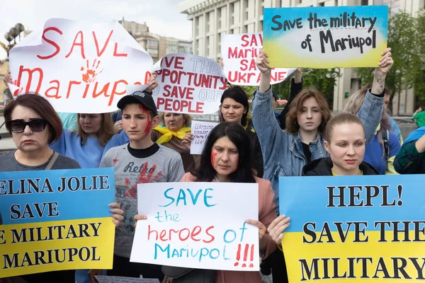 KYIV, UKRAINE - 23 Mayıs 2022: Eşler, anneler, Ukraynalı askerlerin çocukları ve Azov Taburu üyeleri Mariupol 'den tahliye için bir insani yardım koridoru oluşturulmasına yardım etmek amacıyla düzenlenen mitinglere katıldılar.