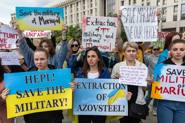 KYIV, UKRAINE - 23 Mayıs 2022: Eşler, anneler, Ukraynalı askerlerin çocukları ve Azov Taburu üyeleri Mariupol 'den tahliye için bir insani yardım koridoru oluşturulmasına yardım etmek amacıyla düzenlenen mitinglere katıldılar.